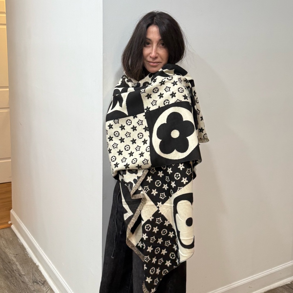 ShopEvelynne Black and Cream Scarf